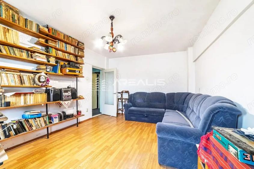 Apartament cu 3 camere decomandat în Băncilor