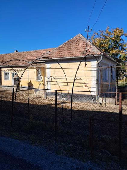 Casă cu 2 camere cu Teren 1300 Mp în Pericei