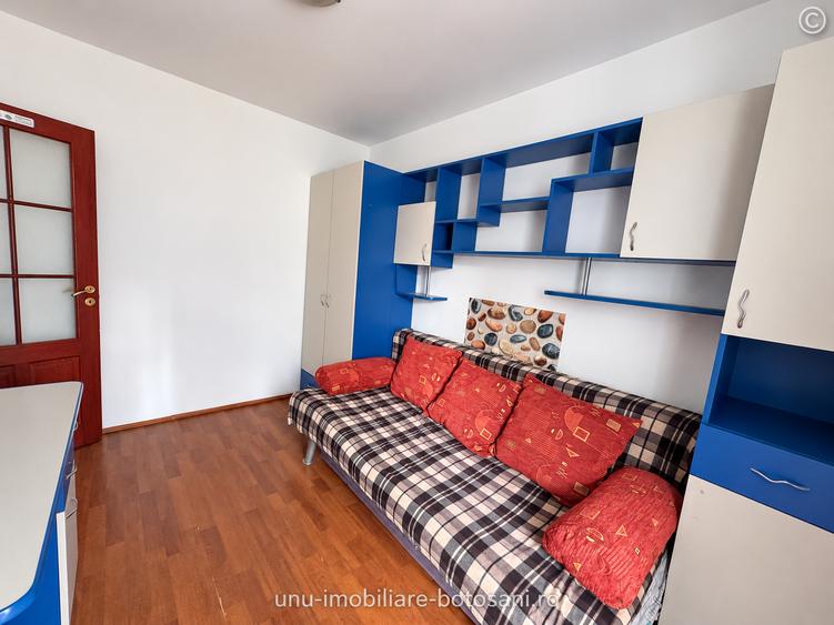 Apartament cu 4 camere decomandat în Central