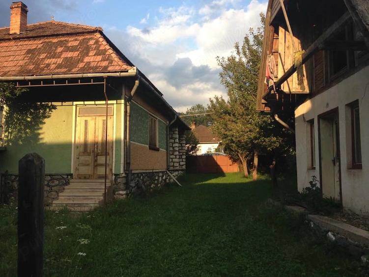 Casă cu Teren 1600 Mp în Lăzarea