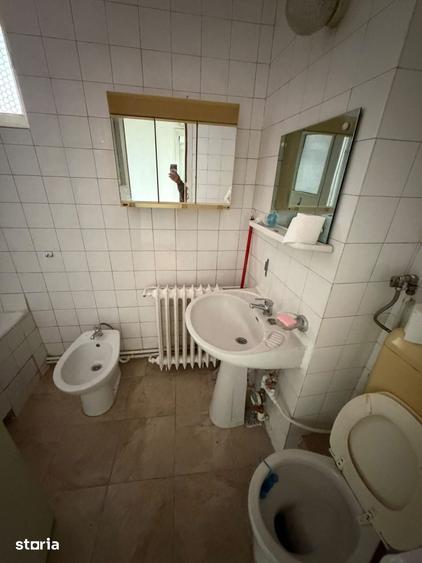 Apartament cu 3 camere semidecomandat în Punctele Cardinale