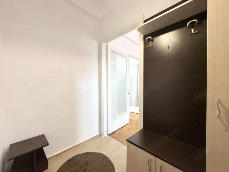 Apartament cu 4 camere semidecomandat, mobilat în Romană