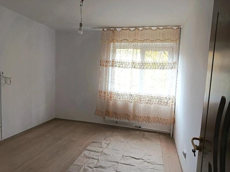Apartament cu 2 camere semidecomandat în Craiovei