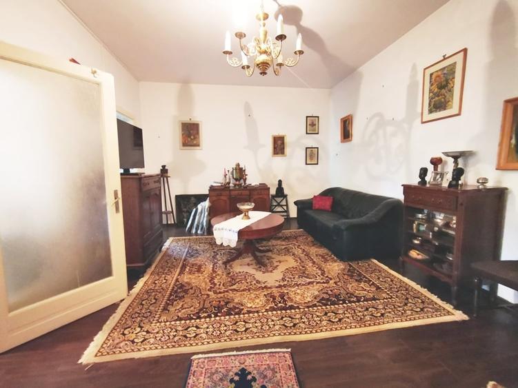 Apartament cu 4 camere semidecomandat în P-ța Rosetti