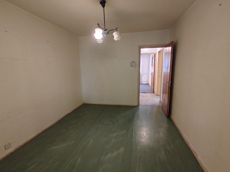 Apartament cu 3 camere semidecomandat în Drumul Taberei