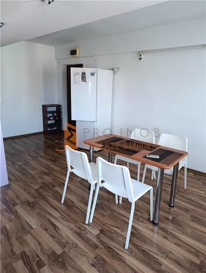Apartament cu 4 camere decomandat, mobilat în 1 Decembrie