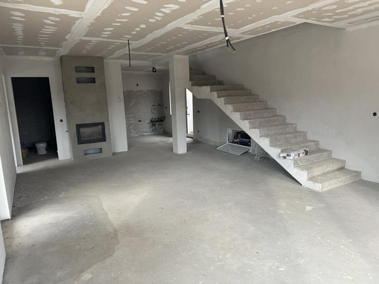 Casă individuală cu 4 camere cu Canalizare în Stolna