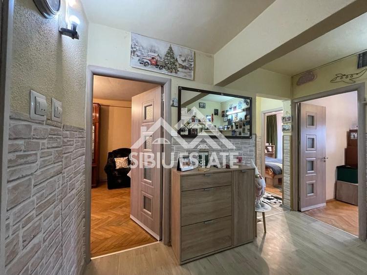 Apartament cu 3 camere semidecomandat, mobilat în Valea Aurie