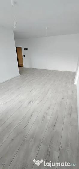 Apartament cu 2 camere decomandat în Tractorul