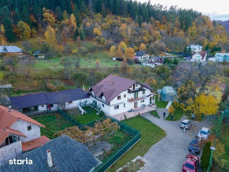 Casă cu 8 camere cu Teren 1318 Mp în Alexandru cel Bun