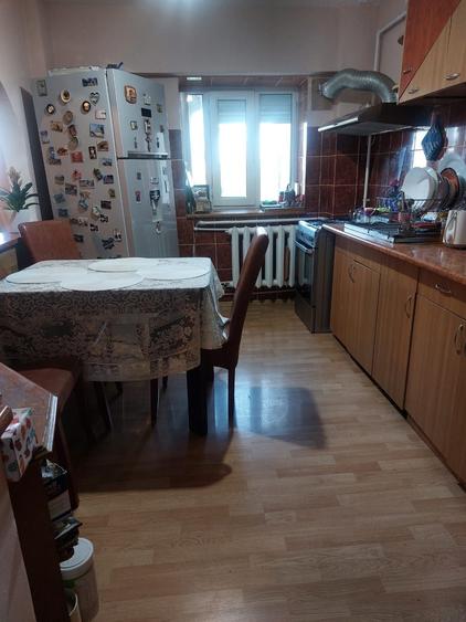Apartament cu 3 camere decomandat în Bora