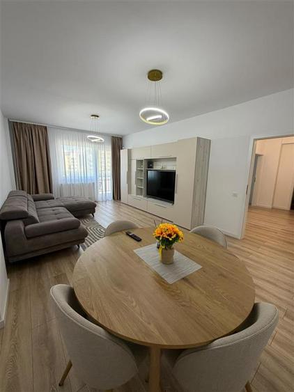 Apartament cu 2 camere decomandat, mobilat în Tractorul