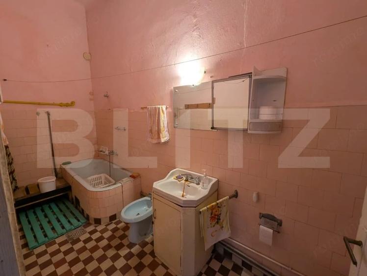 Casa cu arhitectura evreiasca, 6 camere, garaj ?i teren 489 mp -zona Centru - 2