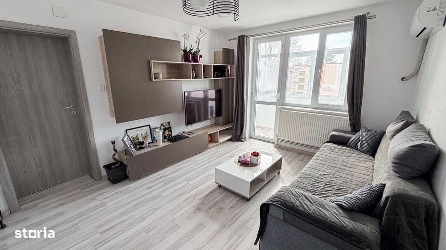 Apartament cu 3 camere semidecomandat în Calea București