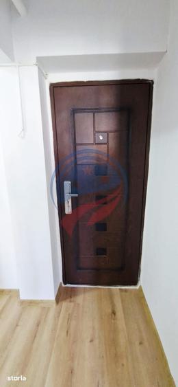 Apartament cu 3 camere semidecomandat în Craiovița Nouă