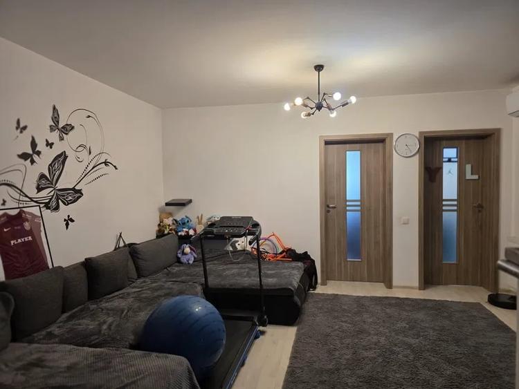 Apartament cu 3 camere semidecomandat, mobilat în Florești