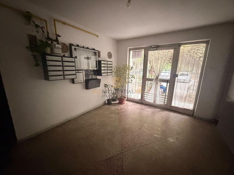 Apartament cu 3 camere semidecomandat în Berceni