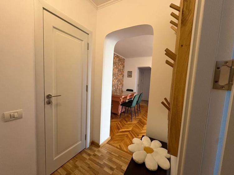 Apartament cu 3 camere decomandat, mobilat în Titan