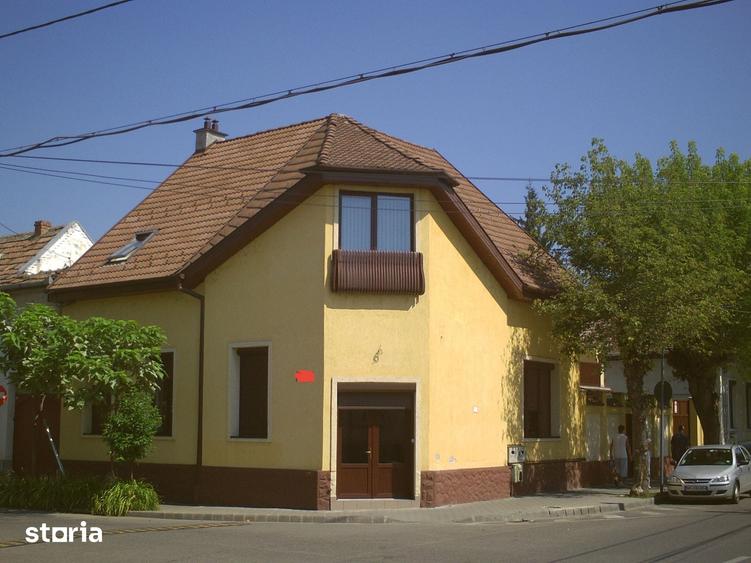 Casă cu 5 camere cu Teren 231 Mp în Central