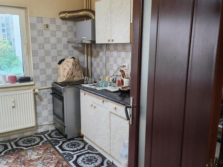 Apartament cu 3 camere decomandat în Drumul Sării