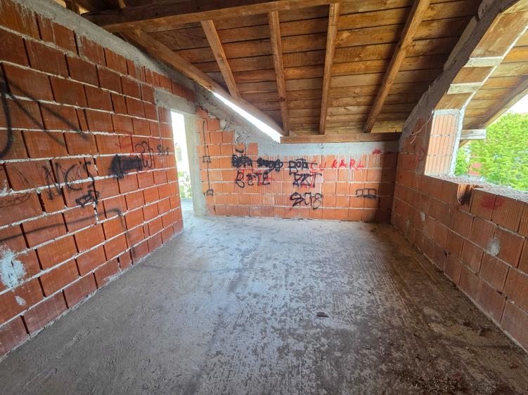 Casă cu 4 camere în Sânmartin