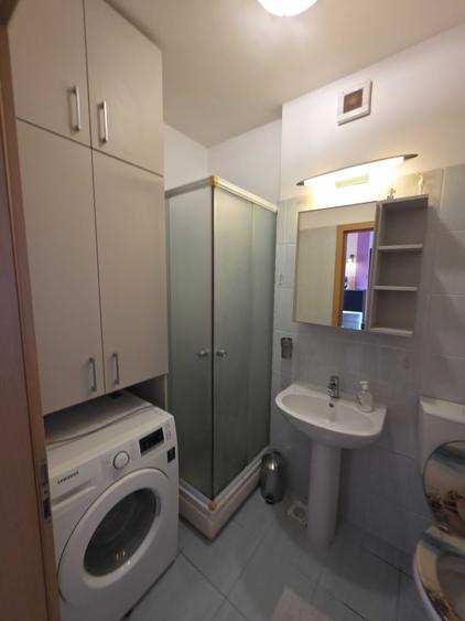 Apartament cu 3 camere semidecomandat în Titan