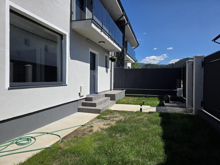 Duplex cu 4 camere decomandat cu Canalizare în Râșnov