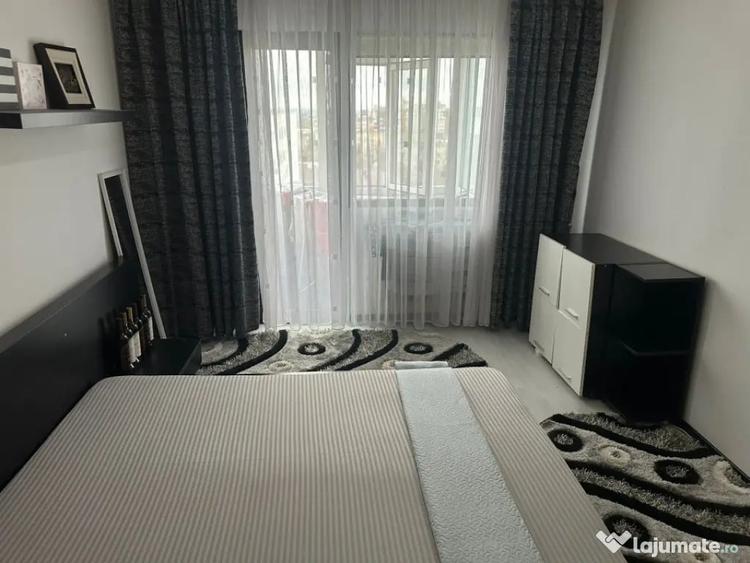 Apartament cu 3 camere semidecomandat, mobilat în Calea București