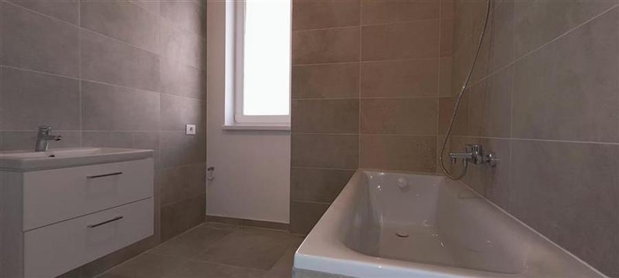 Apartament cu 3 camere nedecomandat în Aradului