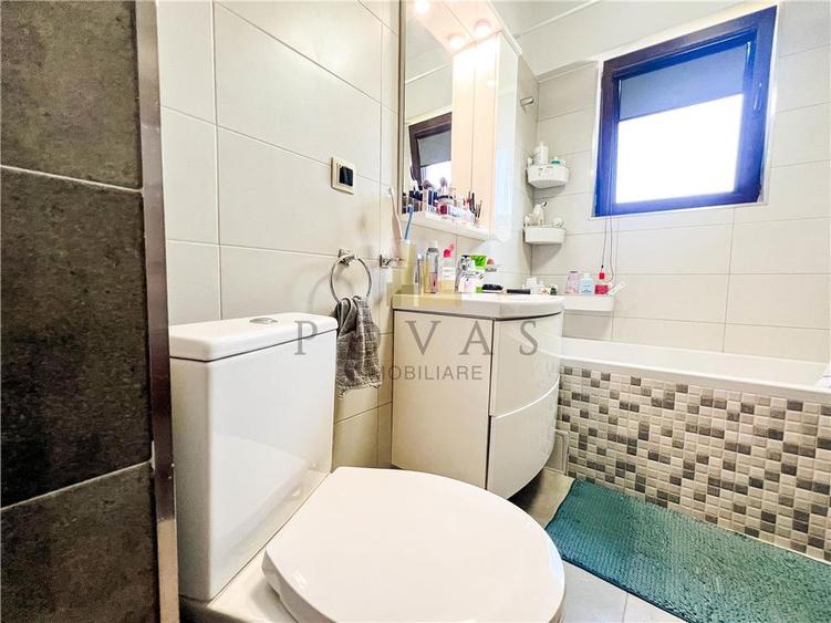 Apartament cu 3 camere semidecomandat, mobilat în Est
