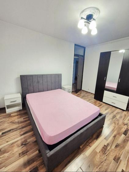 Apartament cu 3 camere decomandat în Obor
