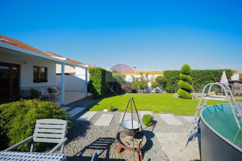 Casă individuală cu 3 camere cu Piscina în Paleu