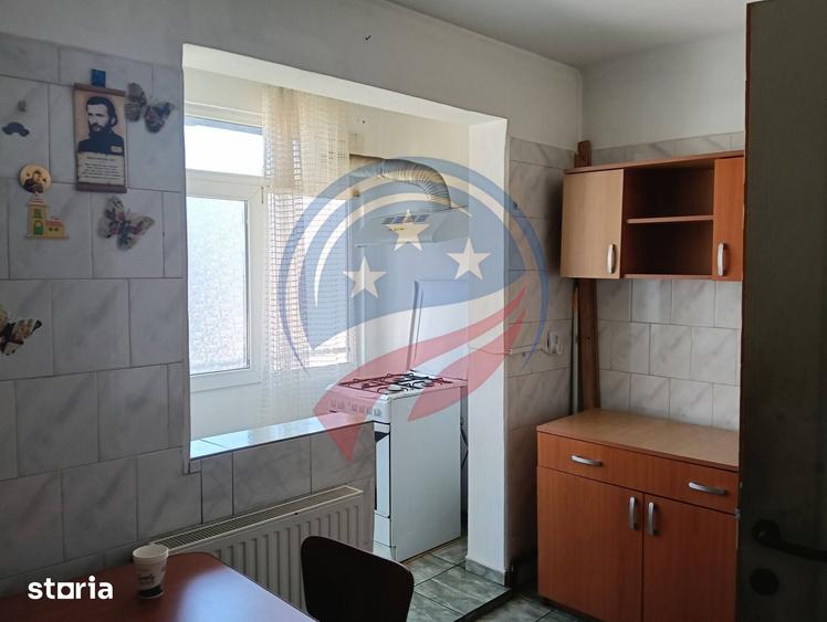 Apartament cu 2 camere semidecomandat în Craiovița Nouă