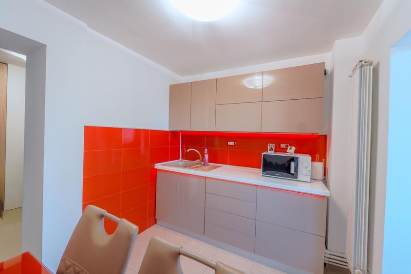 Apartament cu 3 camere decomandat, mobilat în Exterior Vest