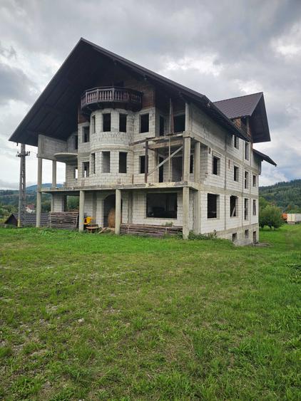 Casă cu 4 camere în Vama