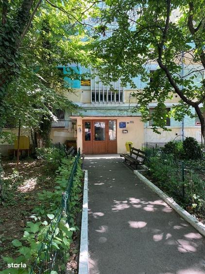 Apartament cu 3 camere semidecomandat în Calea București