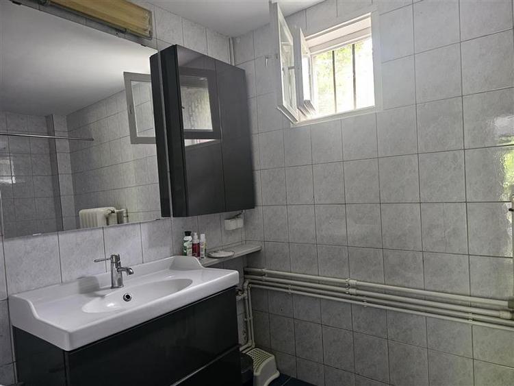 Apartament cu 6 camere decomandat, mobilat în Casin