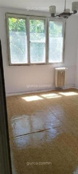 Apartament cu 3 camere semidecomandat în Berceni