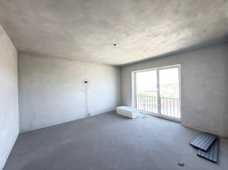 Duplex cu 4 camere decomandat cu Canalizare în Central