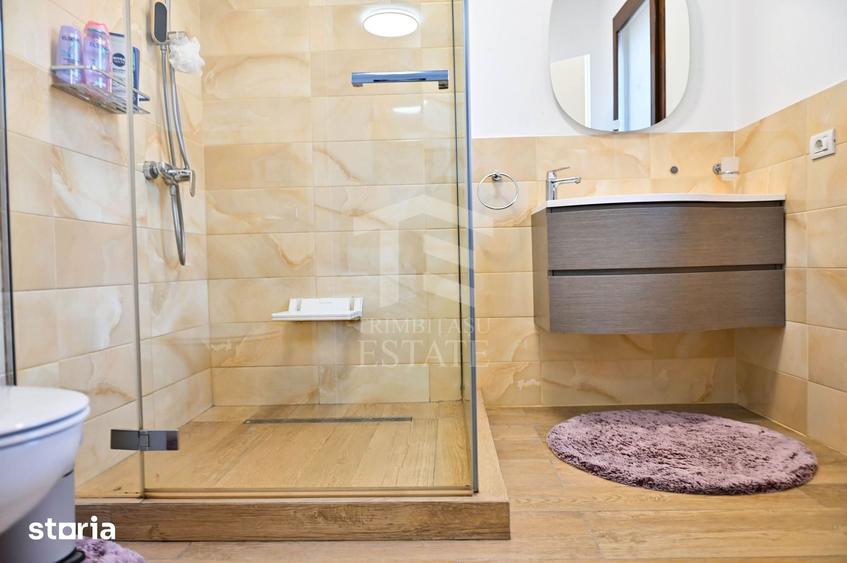 Casă cu 6 camere cu Teren 445 Mp în Delfinariu