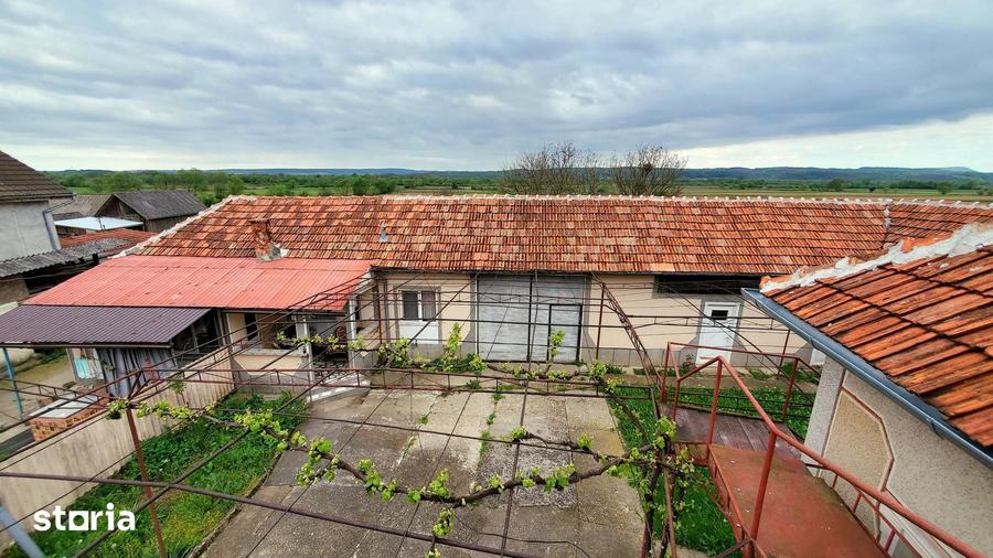 Casă cu 5 camere cu Teren 4800 Mp în Dobrești