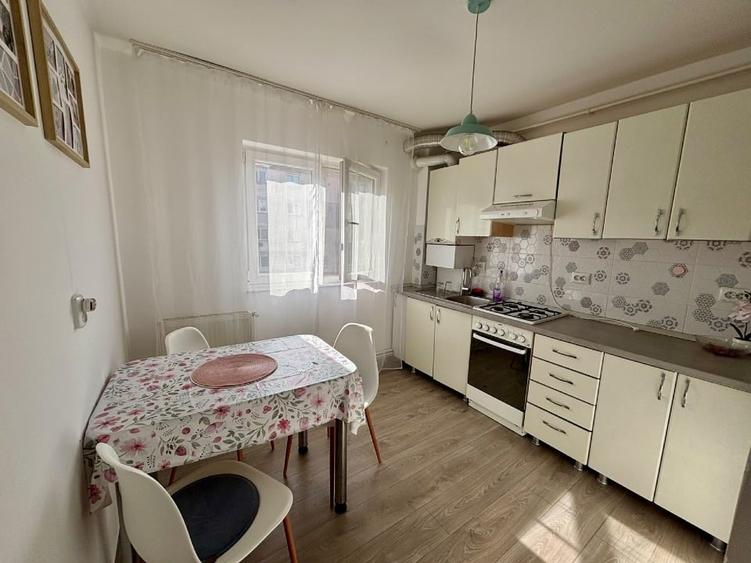 Apartament cu 2 camere semidecomandat, mobilat în Decebal