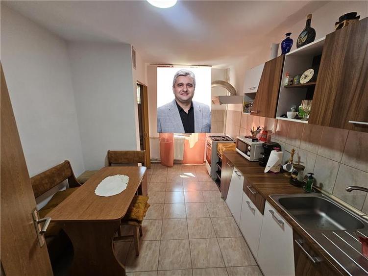 Apartament cu 3 camere decomandat în Micro IV