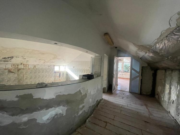 Casă cu 5 camere cu Teren 284 Mp în Central