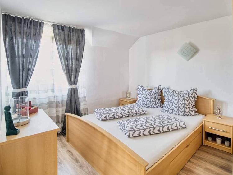 Casă cu 6 camere cu Garaj în Sânnicolau Mare