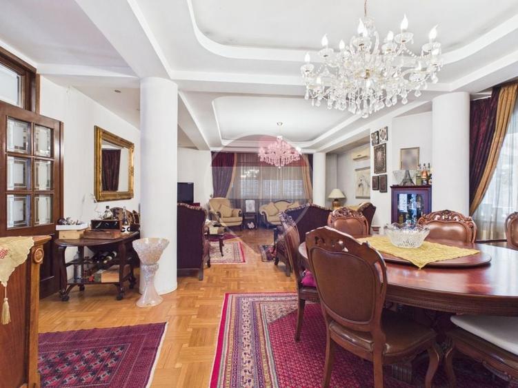 Casă individuală cu 9 camere cu Teren 642 Mp în Periferie