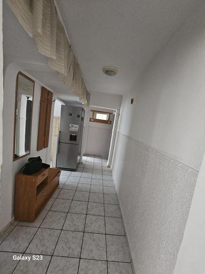 Apartament cu 3 camere semidecomandat în Vest