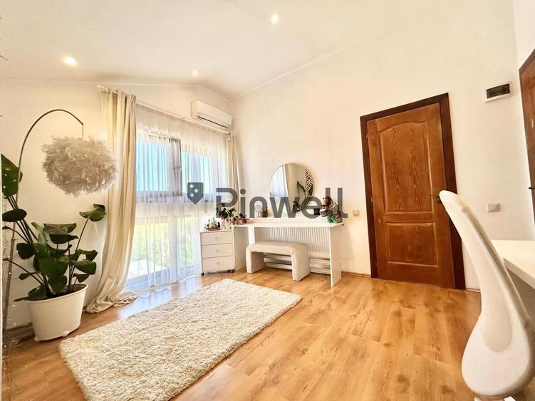 Casă individuală cu 8 camere cu Canalizare în Odăile
