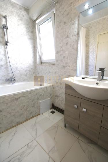 Apartament cu 4 camere semidecomandat în Punctele Cardinale