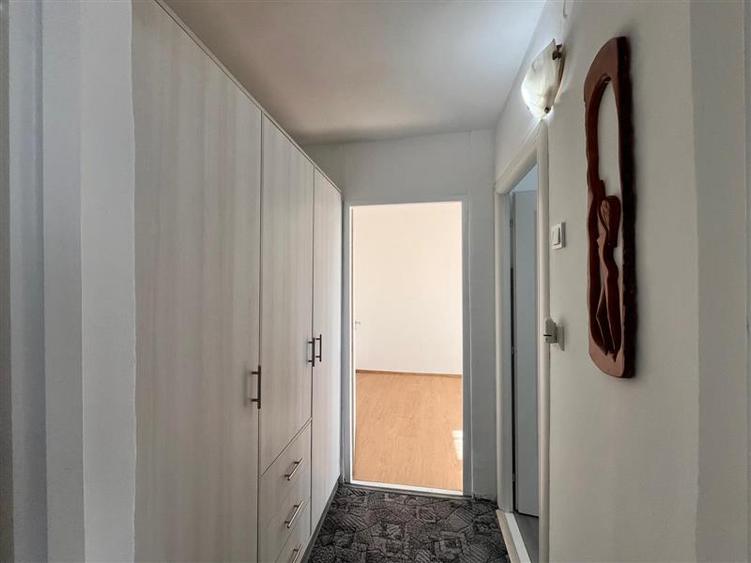 Apartament cu 2 camere semidecomandat, mobilat în Central